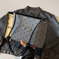 Schicke graue Handtasche aus Segeltuch mit Herz-Punkten und Metall-Schleifen-Detail - Herz