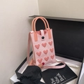 Borsa porta cellulare rosa in maglia con cuori 3D e manico rotondo color pesca - Rosa