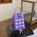 Mini borsa in maglia viola con motivi a cuore bianchi, doppi manici e tracolla - Viola