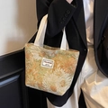 Bloemrijke jacquard draagtas met witte katoenen handvatten en een decoratief label - Klein (Open) / Groen