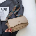 Khaki Umhängetasche aus genarbtem Leder mit böhmischem geometrischem Gurt - Khaki