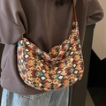 Bohemian Hobo-Tasche mit geometrischem Muster und Lederriemen an einem weiblichen Model - Grün