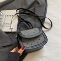 Zwarte lederen en denim zadel-tas met hartvlokken en zilveren metalen strik ornament - Hart