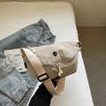 Borsa a tracolla minimalista beige in nylon lavato con ampia tracolla regolabile - Bianco Sporco