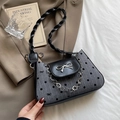 Umhängetasche mit Polka-Dot-Muster, silberner Schleife und geflochtenem Lederriemen - Gestreifte Schleife