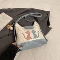 Bolso de hombro bicolor azul y crema con siluetas de gatos y colgante de béisbol - Azul Con Colgante De Béisbol