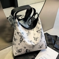 Moderne witte tote tas met zwarte vlinderprints en leren handvatten op een spiegelbeeld - Zwart