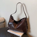 Grand sac cabas marron foncé en similicuir avec boucle argentée et petit porte-monnaie - Marron