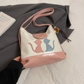 Bolso tote en rosa y blanco con bordado de gato y correa larga ajustable para hombro - Rosa Con Colgante De Béisbol