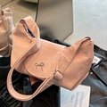 Bolso de hombro rosa de ante con lazo metálico plateado y correa ancha para mujer - Rosa