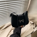 Elegante borsa baguette nera in pelle con una raffinata chiusura a fiocco argento - Nero