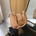 Borsa sottospalla beige minimalista con fibbia a fiocco metallico e pelle PU opaca - Cachi