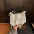 Borsa baguette bianca minimalista con fibbia a fiocco argento e tracolla sottile - Bianco