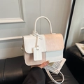 Bolso de mano cuadrado bicolor en blanco y beige con correa desmontable y adorno moda - Rosa