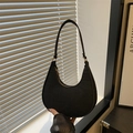 Sac à bandoulière noir effet crocodile en forme de lune au design minimaliste - Noir