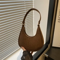 Sac baguette demi-lune marron effet crocodile avec des ferrures dorées élégantes - Marron