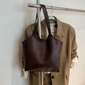 Sac fourre-tout minimaliste en cuir tressé marron foncé avec de longues bandoulières pour femme - Café (Sans Pendentif)