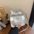 Mini sac bandoulière argenté à texture crocodile avec grand nœud et détails métalliques - Argenté