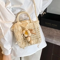 Handgeweven beige rieten tas met kanten strik en bloem hanger voor strandvakanties - Beige en Lintsjaal