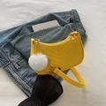 Borsa sottobraccio trapuntata gialla con catena d'oro e pompon bianco su denim - Giallo Con Pompon Bianco