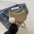 Beige halbkreisförmige Umhängetasche mit V-Steppung und weißem Bommelanhänger - Khaki Mit Weißem Pompon