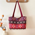 Bolso tote étnico tejido con patrón geométrico bohemio y asas de color burdeos - Estilo 1