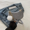 Borsa a mezzaluna in feltro grigio con catena dorata e ciondolo a pompon bianco - Grigio Con Pompon Bianco