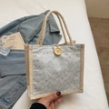 Borsa da pranzo in lino azzurro con motivi in pizzo, bottone in legno e manici in corda - Blu