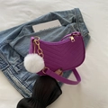 Borsa a mezzaluna viola con cuciture a V e pompon bianco su una giacca di jeans - Viola Con Pompon Bianco