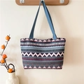 Bolso tote étnico con patrones geométricos en rosa y azul y asas anchas de tela - Modelo 4