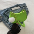 Borsa a spalla verde neon con cuciture a V, catena dorata e ciondolo pompon di peluche - Verde Con Pompon Bianco