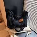 Bolso tote de denim negro con costuras blancas en contraste y parche de cuero marrón - Negro