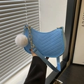Borsa hobo blu in pile con trapuntatura a V, catena dorata e ciondolo a pompon soffice - Blu Chiaro Con Pompon Bianco
