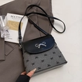 Schultertasche mit Schleifenmuster in Grau und Schwarz mit silberner Metallschnalle - Schleife