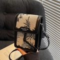 Borsa a tracolla verticale in patchwork con motivo floreale nero e fibbia in metallo - Bianco