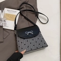 Punkte-Beuteltasche mit silberner Schleife und verstellbarem Crossbody-Riemen in Schwarz - Gepunktete Streifen