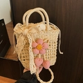 Handgemaakte geweven crèmekleurige mandtas met kantstrik en roze bloemenhangers - Beige met Roze en Lintsjaal