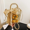Handgemaakte beige strooien emmertas met gele bloemen en een kanten strik voor strand - Beige met Geel en Lintsjaal