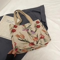 Borsa tote beige con ricamo jacquard di tulipani colorati e manici in cotone - Grande Cachi