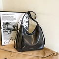 Grande borsa tote in ecopelle nera con cerniera metallica verticale e finitura ruvida - Nero