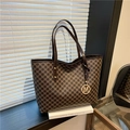 Borsa tote marrone con motivo monogramma e ciondolo dorato a forma di M per pendolari - Marrone
