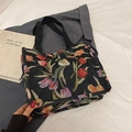 Grande borsa tote intrecciata con motivi di tulipani colorati e manici neri moda - Grande Blu Scuro