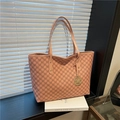 Borsa tote arancione rosa con stampe di lettere M e ciondolo in metallo dorato - Rosa