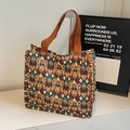 Boheemse draagtas met kleurrijke geometrische patronen en oranje canvas handvatten - Koffie Groot
