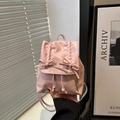 Chique roze kunstleren mini-rugzak met strikjes en een handige trekkoordsluiting - Roze