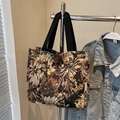 Retro-Shopper aus Jacquard mit Blumenmuster und schwarzen Griffen im Vintage-Stil - Schwarz Groß