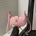 Bolso hobo de media luna rosa con correa ajustable y hebilla triangular dorada - Rosa