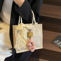 Beige Leinentasche mit Spitzenschleife und lila Traubenanhänger an Webgriffen - Rosa Fruchtanhänger Stil / Rosa