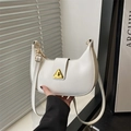 Bolso de hombro blanco tipo media luna de cuero PU con hebilla triangular dorada - Blanco