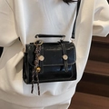 Borsa a tracolla vintage nera lucida con manico superiore e dettaglio nappina - Con Ciondolo a Campanella / Nero